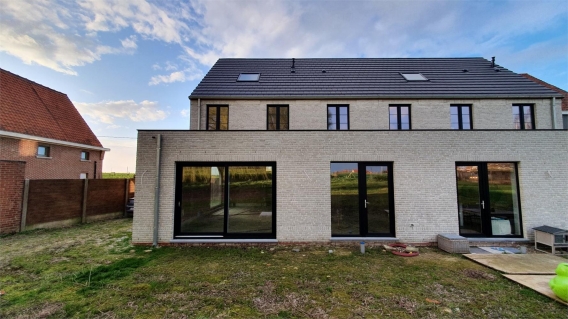 Prachtige pastorijwoning met 4 slaapkamers te Ingelmunster
